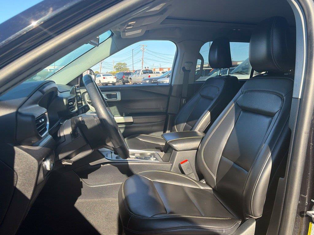 Used 2021 Ford Explorer XLT w/ Equipment Group 202A AWD/4WD image 6