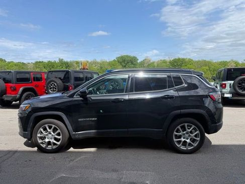Used 2024 Jeep Compass Latitude w/ Sun and Sound Group AWD/4WD image 6