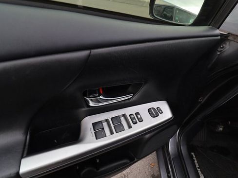 Used 2017 Toyota Prius V Four image 31