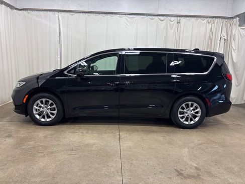 Used 2026 Chrysler Pacifica Limited FWD image 8