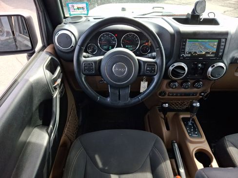 Used 2017 Jeep Wrangler Unlimited Sahara w/ Connectivity Group AWD/4WD image 11