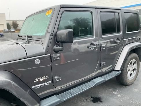 Used 2016 Jeep Wrangler Unlimited Sahara w/ Dual Top Group AWD/4WD image 7