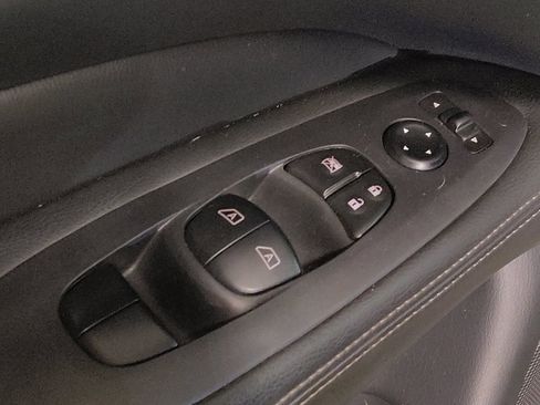 Used 2018 Nissan Pathfinder SV AWD/4WD image 27