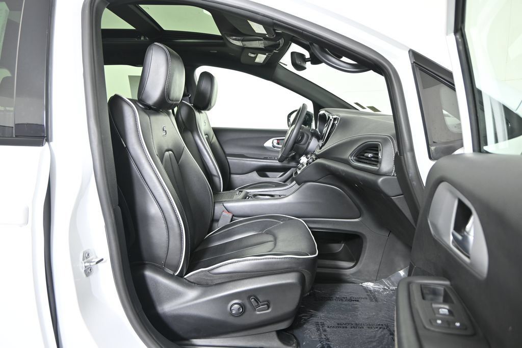 Used 2025 Chrysler Pacifica Limited FWD image 13