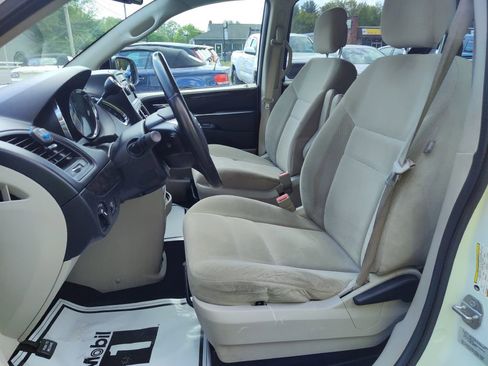 Used 2016 Dodge Grand Caravan American Value Package w/ UConnect Hands-Free Group FWD image 10