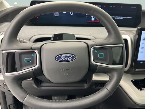 Used 2025 Ford Expedition Active AWD/4WD image 18