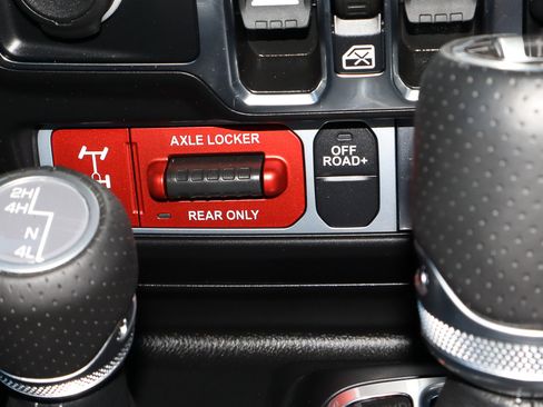 Used 2024 Jeep Gladiator Mojave w/ Technology Group image 10