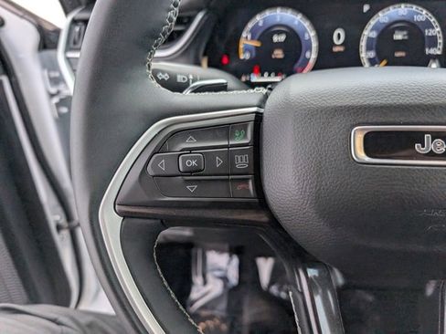 Used 2023 Jeep Grand Cherokee Altitude image 11