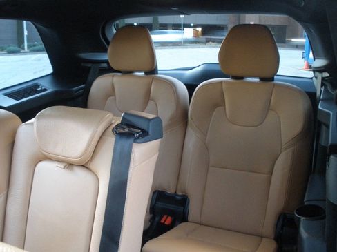 Used 2018 Volvo XC90 T6 Momentum w/ Convenience Package image 31