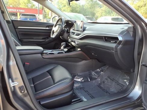 Used 2023 Nissan Altima 2.5 SR FWD image 12