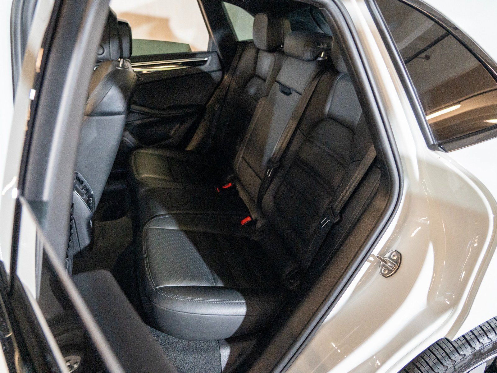 Certified 2022 Porsche Macan AWD/4WD image 23
