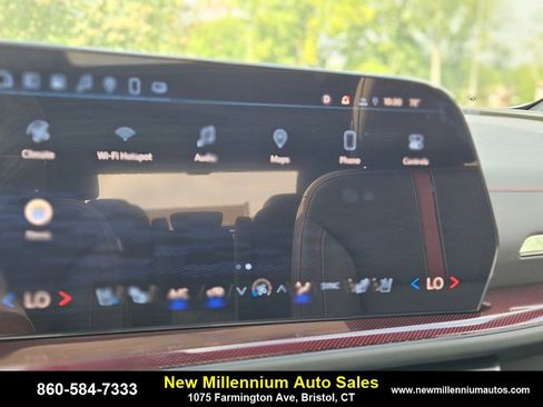 Used 2025 Chevrolet Traverse RS image 9