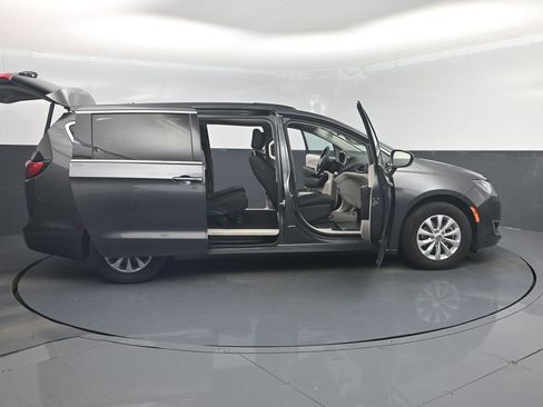 Used 2018 Chrysler Pacifica Touring Plus image 52