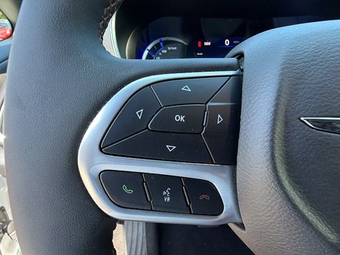 Used 2024 Chrysler Pacifica Pinnacle FWD image 27