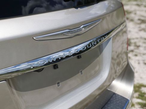 Used 2013 Chrysler Town & Country Touring FWD image 35