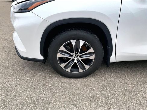 Used 2023 Toyota Highlander XLE image 4