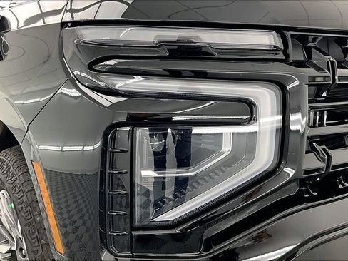 Used 2025 Chevrolet Suburban Z71 AWD/4WD image 30