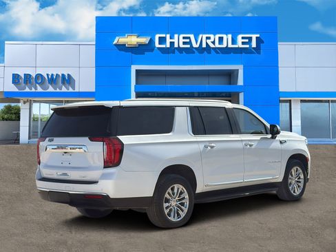 Used 2022 GMC Yukon XL SLT w/ SLT Luxury Package image 3