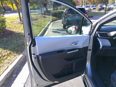 Used 2021 Toyota Sienna XSE image 17