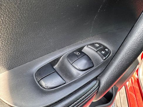 Used 2018 Nissan Rogue SV w/ Premium Package image 14