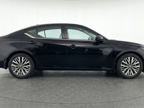 Used 2025 Nissan Altima 2.5 SV image 11