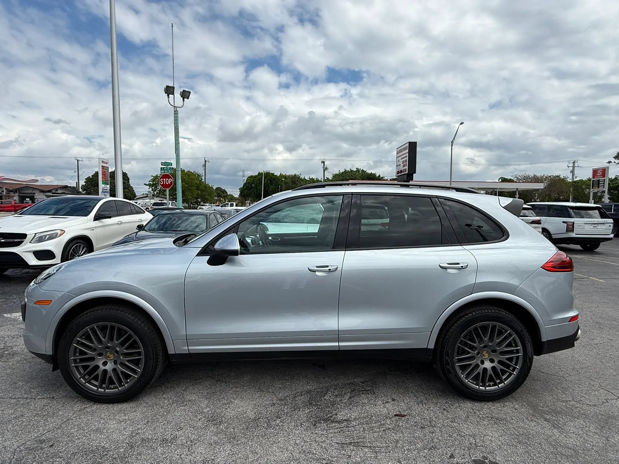 Used 2017 Porsche Cayenne Platinum Edition AWD/4WD image 2