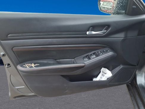 Used 2022 Nissan Altima 2.5 SR w/ Midnight Edition Package FWD image 17