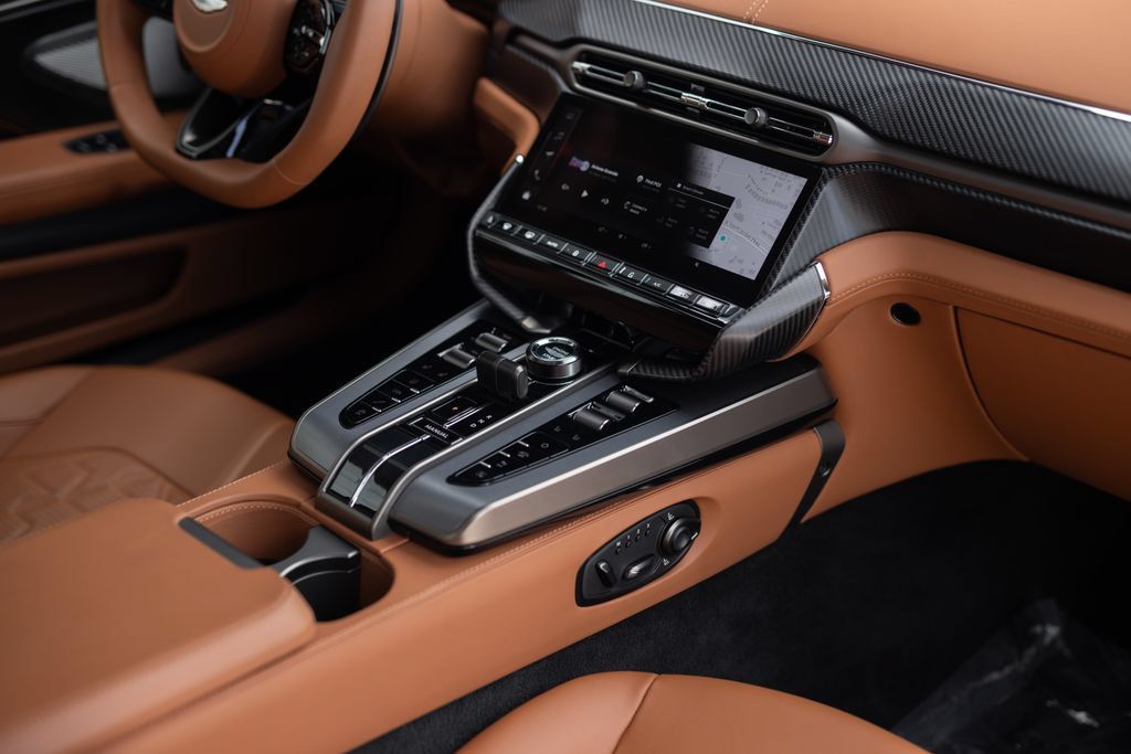 Used 2025 Aston Martin Vanquish RWD image 36