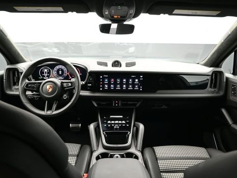 Certified 2025 Porsche Cayenne GTS AWD/4WD image 19