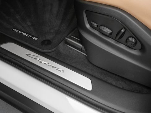 Used 2025 Porsche Cayenne image 24