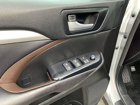 Used 2017 Toyota Highlander SE image 16