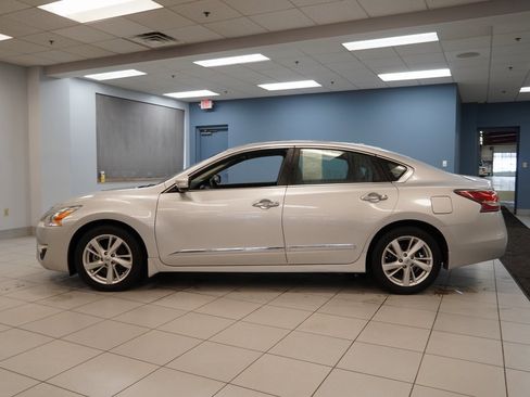 Used 2015 Nissan Altima 2.5 SV w/ Convenience Package image 2