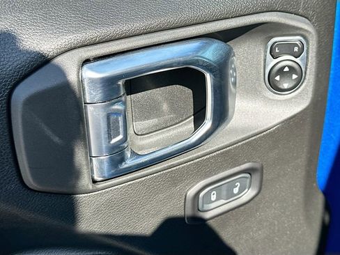 Used 2025 Jeep Wrangler Willys image 17