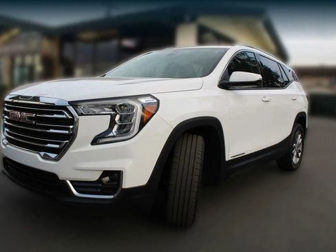 Used 2024 GMC Terrain SLT image 1