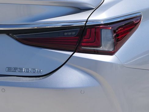 Used 2023 Lexus ES 300h w/ Premium Package FWD image 4