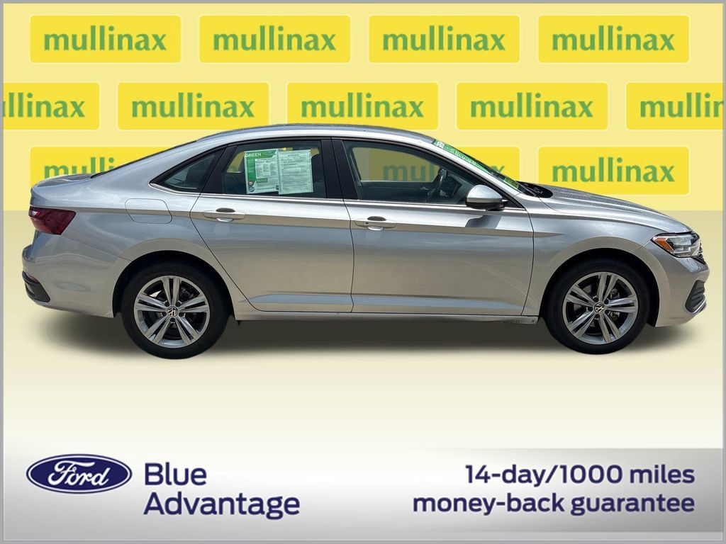 Used 2024 Volkswagen Jetta SE FWD image 2