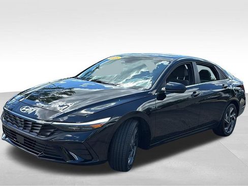 Used 2025 Hyundai Elantra SEL FWD image 3