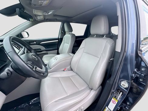 Used 2019 Toyota Highlander XLE AWD/4WD image 20