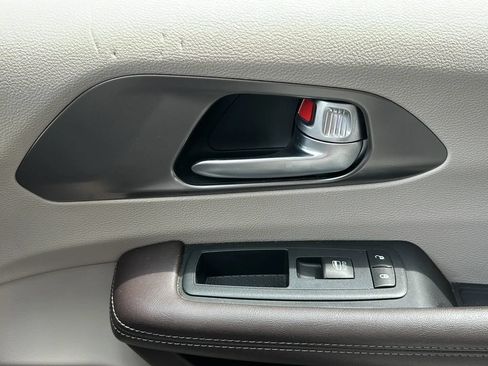 Used 2017 Chrysler Pacifica Touring-L FWD image 42