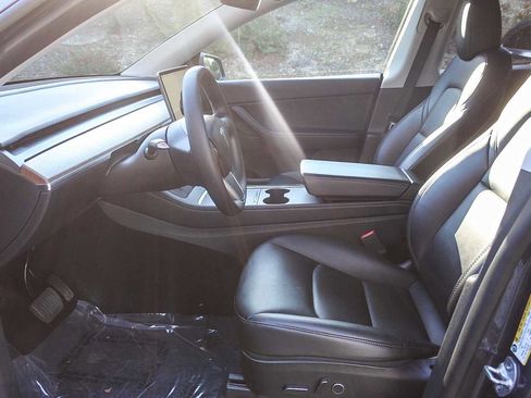 Used 2022 Tesla Model Y Long Range image 17