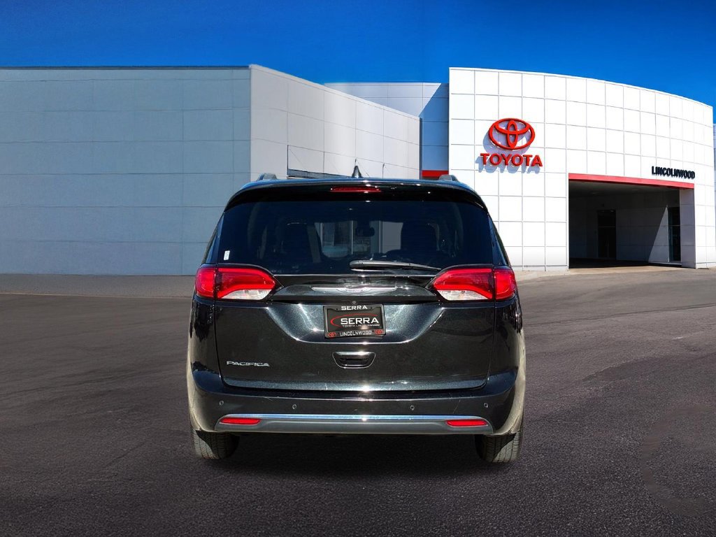 Used 2017 Chrysler Pacifica Touring-L FWD image 11