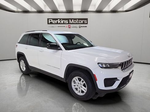 Used 2024 Jeep Grand Cherokee Laredo AWD/4WD image 7