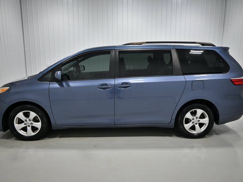 Used 2017 Toyota Sienna LE FWD image 18