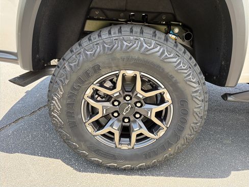 New 2026 Chevrolet Colorado ZR2 w/ Technology Package AWD/4WD image 17