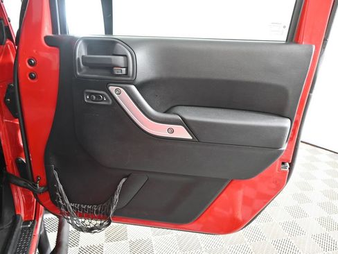 Used 2012 Jeep Wrangler Unlimited Rubicon w/ Connectivity Group AWD/4WD image 13