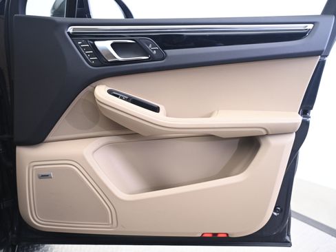 Certified 2024 Porsche Macan image 20