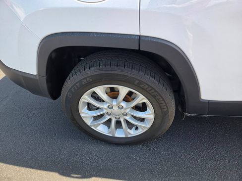 Used 2019 Jeep Cherokee Latitude w/ Popular Appearance Group AWD/4WD image 12