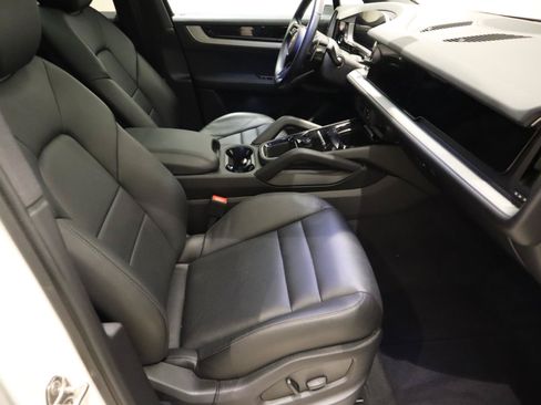 Used 2024 Porsche Cayenne AWD/4WD image 16