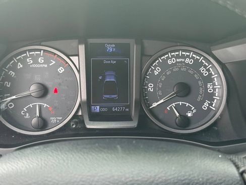 Used 2017 Toyota Tacoma TRD Sport w/ Tow Package (A/T) AWD/4WD image 14