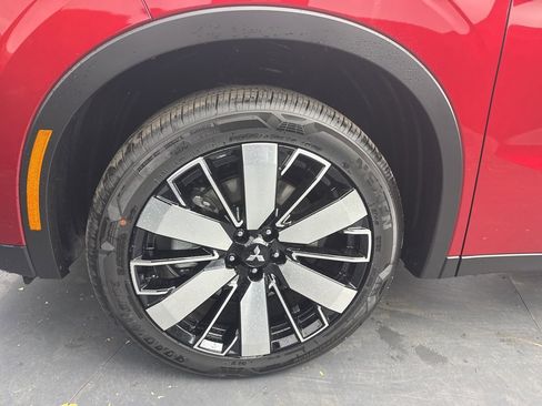 New 2025 Mitsubishi Outlander SE image 12